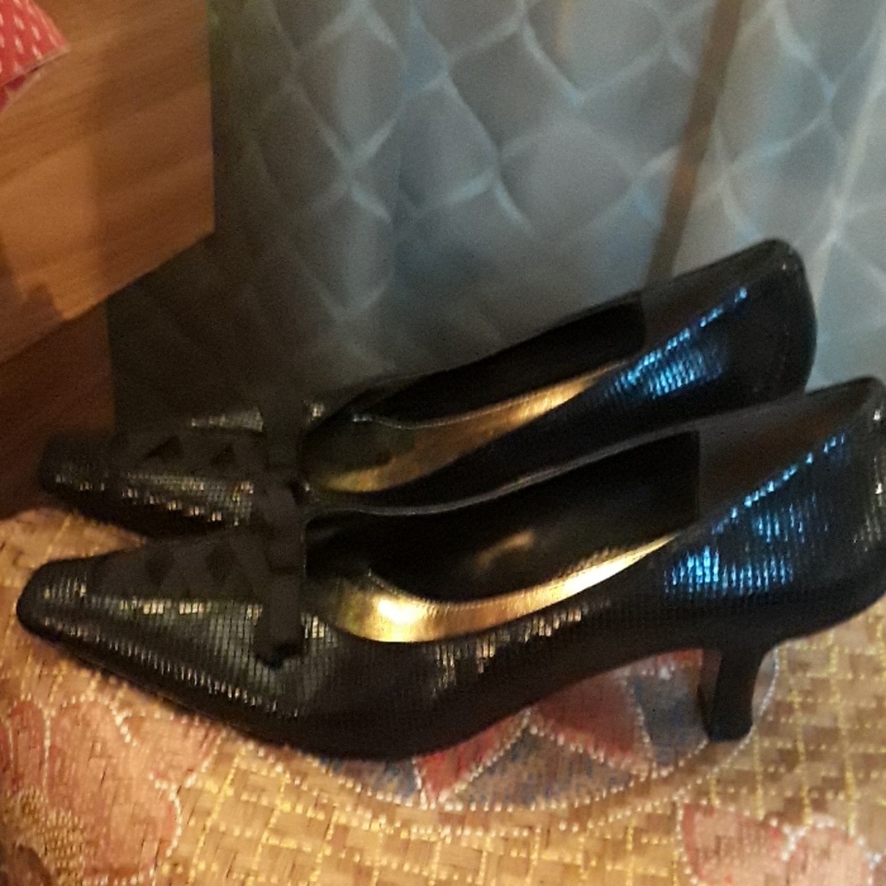 Chic black patterned low heeled pump.
